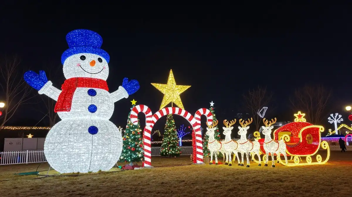  Large Outdoor Christmas Decorations That Make a Statement